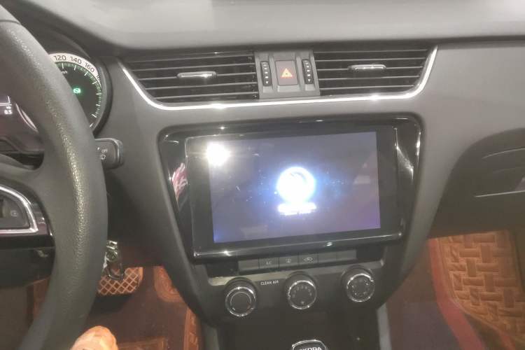 Used Skoda Octavia 2019 1.5L Automatic Smart Drive Luxury Edition China VI Standard Audio And AC Panel