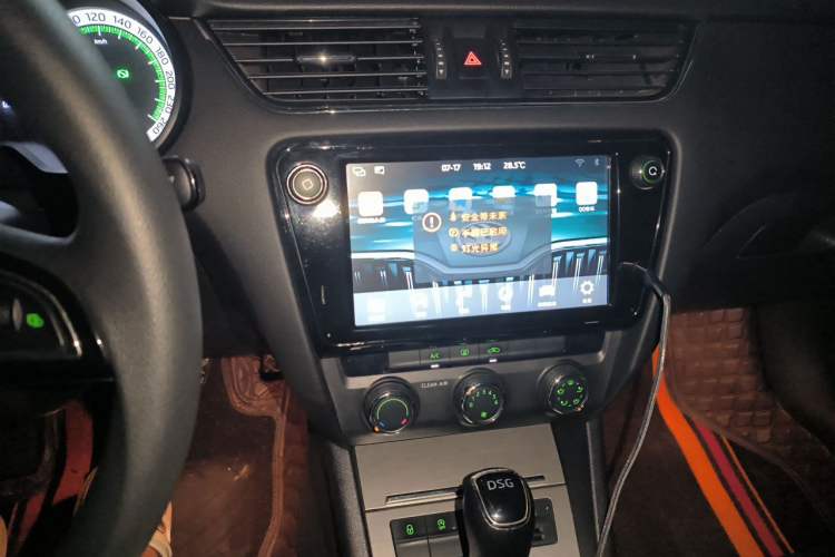 Used Skoda Octavia 2019 TSI230 DSG Luxury Edition Audio And AC Panel