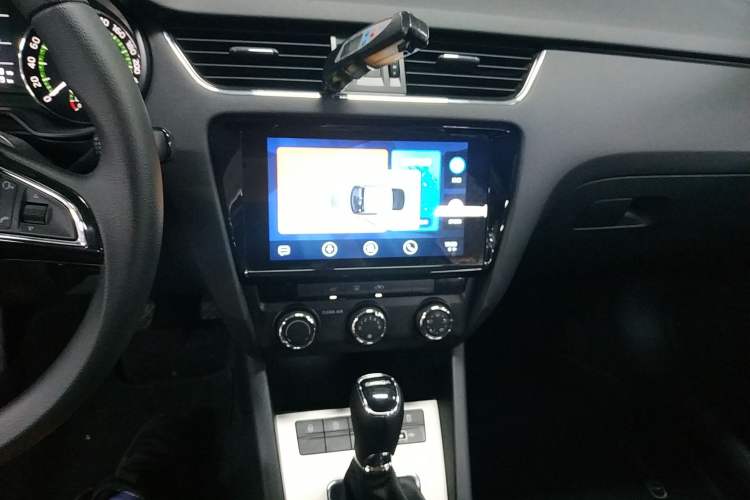 Used Skoda Octavia 2019 1.5L Automatic Comfort Edition Audio And AC Panel