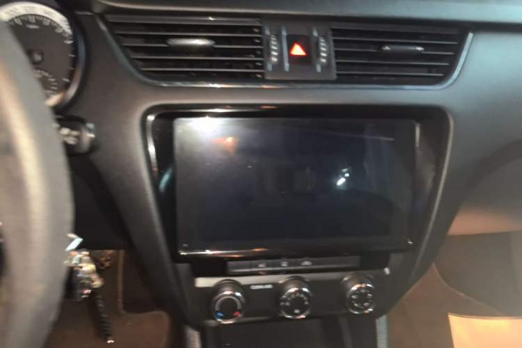 Used Skoda Octavia 2019 1.5L Automatic Smart Drive Luxury Edition China VI Standard Audio And AC Panel