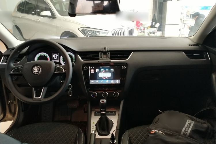Used Skoda Octavia 2019 1.5L Automatic Luxury Edition Center Console