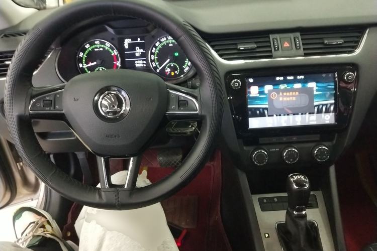 Used Skoda Octavia 2019 TSI230 DSG Comfort Edition Center Console