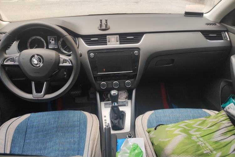 Used Skoda Octavia 2019 1.5L Automatic Luxury Edition Center Console