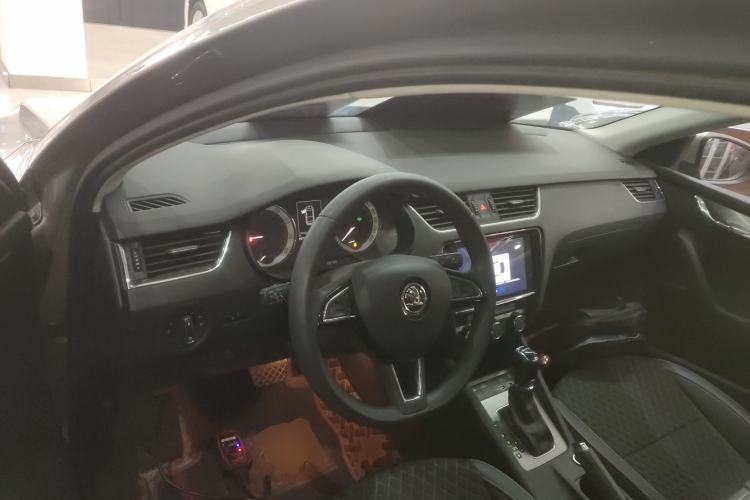 Used Skoda Octavia 2019 1.5L Automatic Smart Drive Luxury Edition China VI Standard Center Console