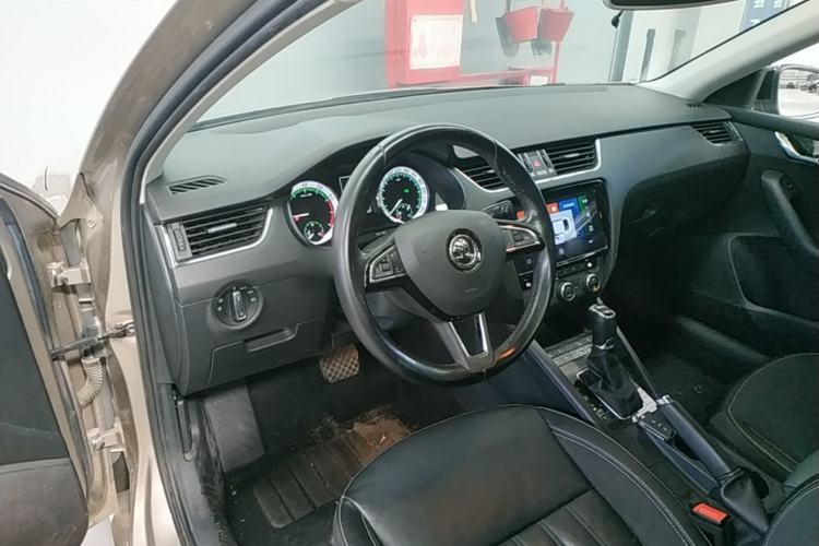 Used Skoda Octavia 2019 TSI280 DSG Smart Drive Flagship Edition China VI Center Console