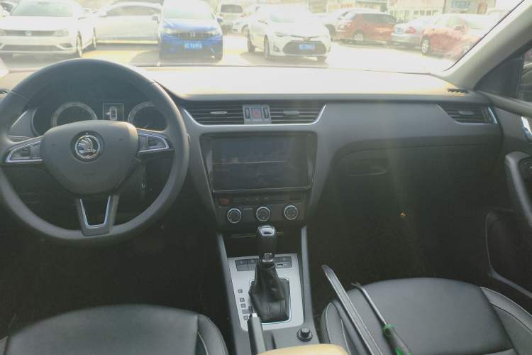 Used Skoda Octavia 2019 TSI280 DSG SmartDrive Luxury Edition China VI Center Console