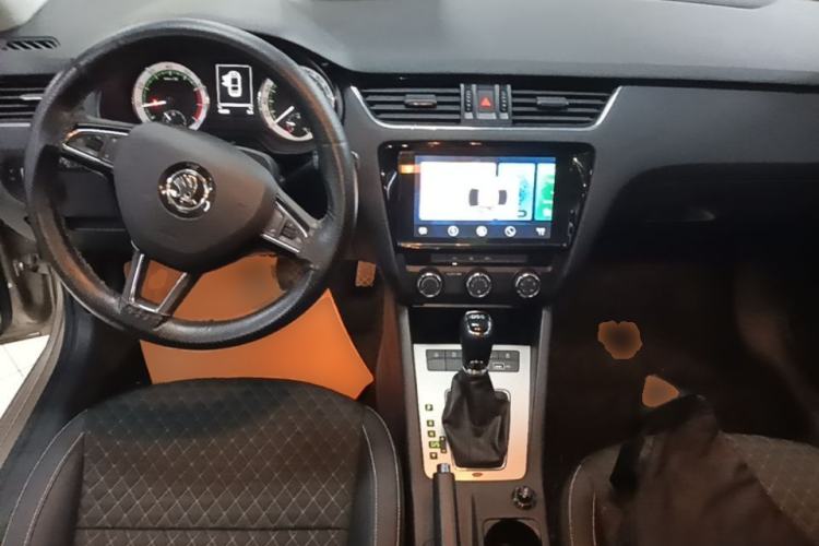 Used Skoda Octavia 2019 TSI280 DSG SmartDrive Luxury Edition China VI Center Console