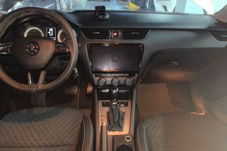 Used Skoda Octavia 2019 1.5L Automatic Smart Drive Luxury Edition China VI Standard Center Console