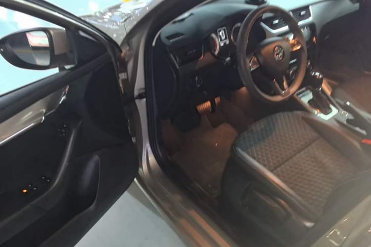 Used Skoda Octavia 2019 1.5L Automatic Smart Drive Luxury Edition China VI Standard Driver Seat