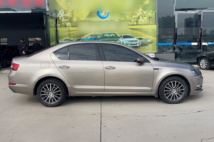Used Skoda Octavia 2019 1.5L Automatic Smart Drive Luxury Edition China VI Standard Exterior 2