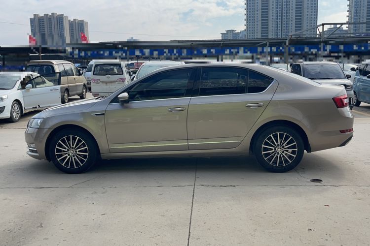 Used Skoda Octavia 2019 1.5L Automatic Smart Drive Luxury Edition China VI Standard Exterior 5