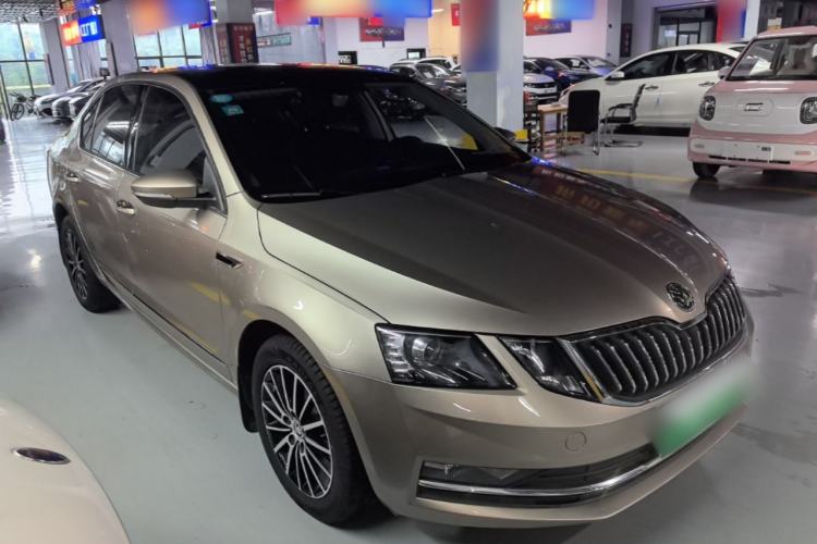 Used Skoda Octavia 2019 1.5L Automatic Smart Drive Luxury Edition China VI Standard Front Right 45 Deg
