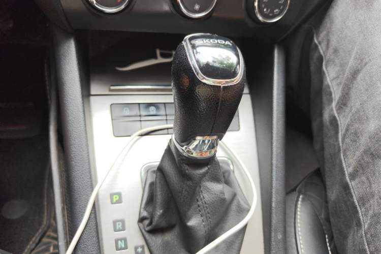 Used Skoda Octavia 2019 1.5L Automatic Smart Drive Luxury Edition China VI Standard Gear Lever