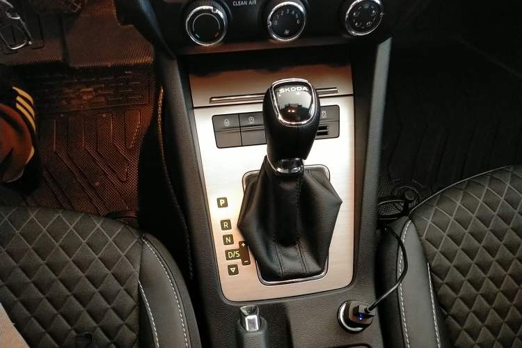 Used Skoda Octavia 2019 1.5L Automatic Luxury Edition Gear Lever