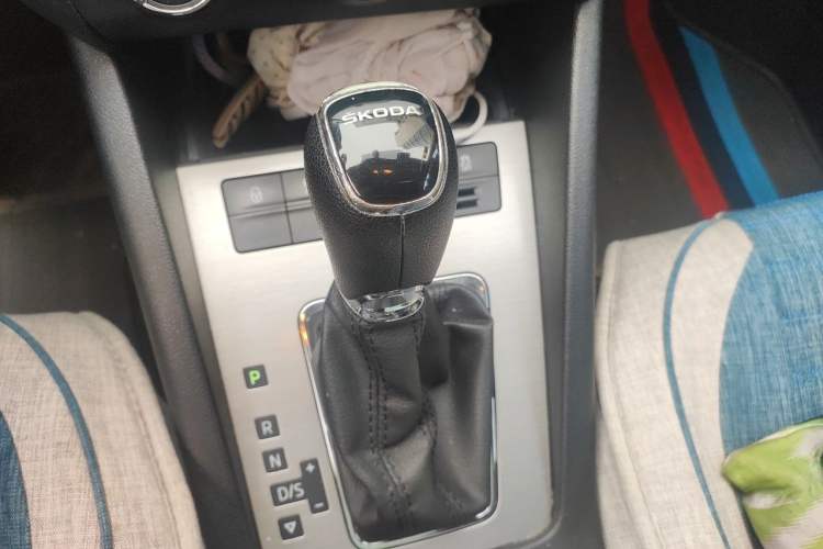 Used Skoda Octavia 2019 1.5L Automatic Luxury Edition Gear Lever