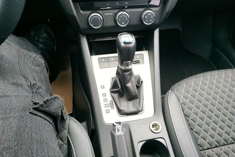 Used Skoda Octavia 2019 TSI230 DSG Luxury Edition Gear Lever