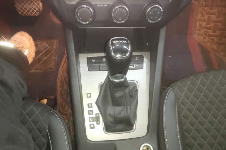 Used Skoda Octavia 2019 1.5L Automatic Smart Drive Luxury Edition China VI Standard Gear Lever