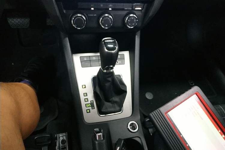 Used Skoda Octavia 2019 1.5L Automatic Comfort Edition Gear Lever