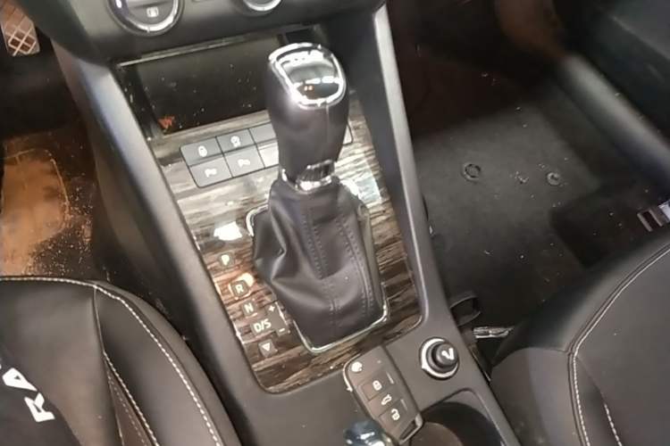Used Skoda Octavia 2019 TSI280 DSG Smart Drive Flagship Edition China VI Gear Lever