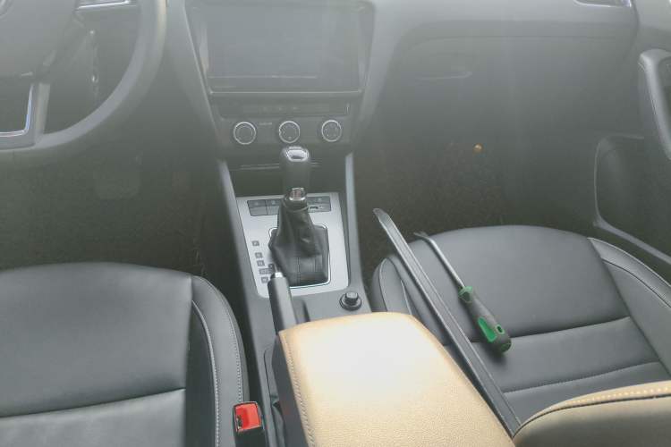 Used Skoda Octavia 2019 TSI280 DSG SmartDrive Luxury Edition China VI Gear Lever