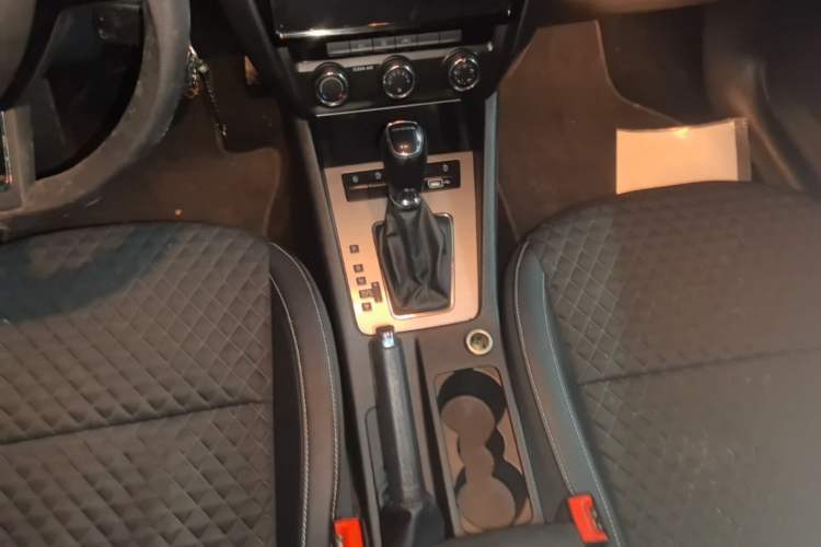 Used Skoda Octavia 2019 1.5L Automatic Smart Drive Luxury Edition China VI Standard Gear Lever