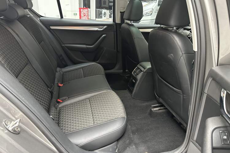Used Skoda Octavia 2019 TSI280 DSG Luxury Edition Interior 7