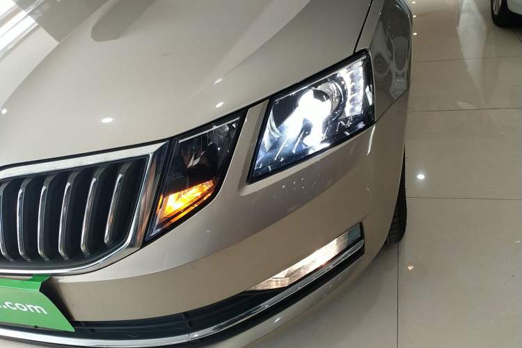 Used Skoda Octavia 2019 1.5L Automatic Luxury Edition Left Front Headlight