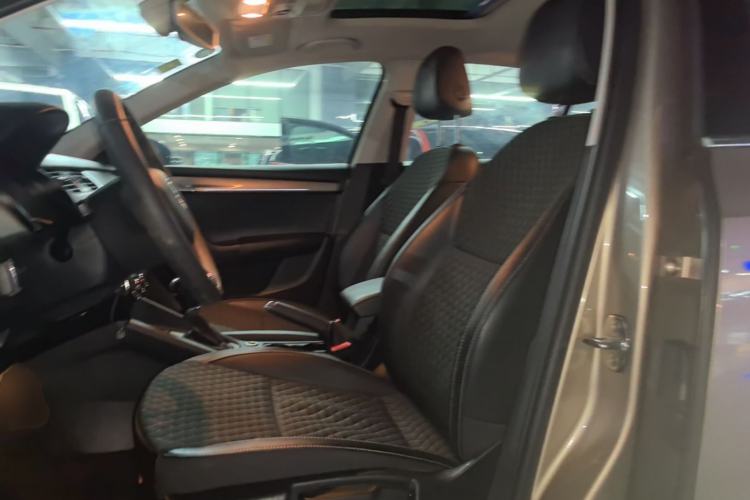 Used Skoda Octavia 2019 1.5L Automatic Smart Drive Luxury Edition China VI Standard Left Front Seat