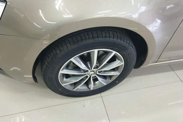 Used Skoda Octavia 2019 TSI230 DSG Comfort Edition Left Front Wheel Hub