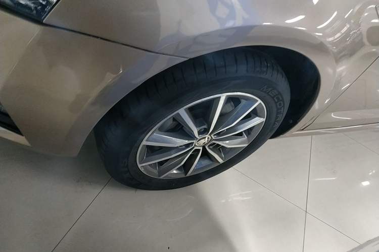 Used Skoda Octavia 2019 1.5L Automatic Comfort Edition Left Front Wheel Hub