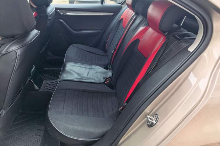 Used Skoda Octavia 2019 1.5L Automatic SmartDrive Comfort Edition China VI Standard Left Rear Seat