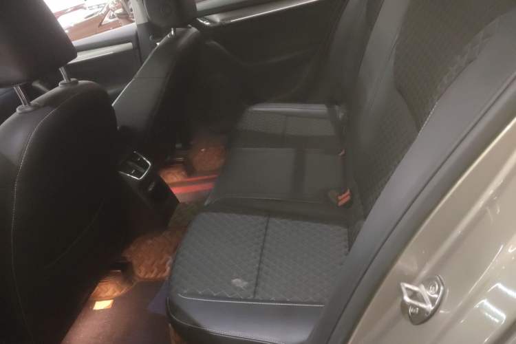 Used Skoda Octavia 2019 1.5L Automatic Smart Drive Luxury Edition China VI Standard Left Rear Seat