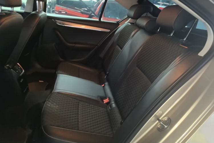 Used Skoda Octavia 2019 1.5L Automatic Smart Drive Luxury Edition China VI Standard Left Rear Seat
