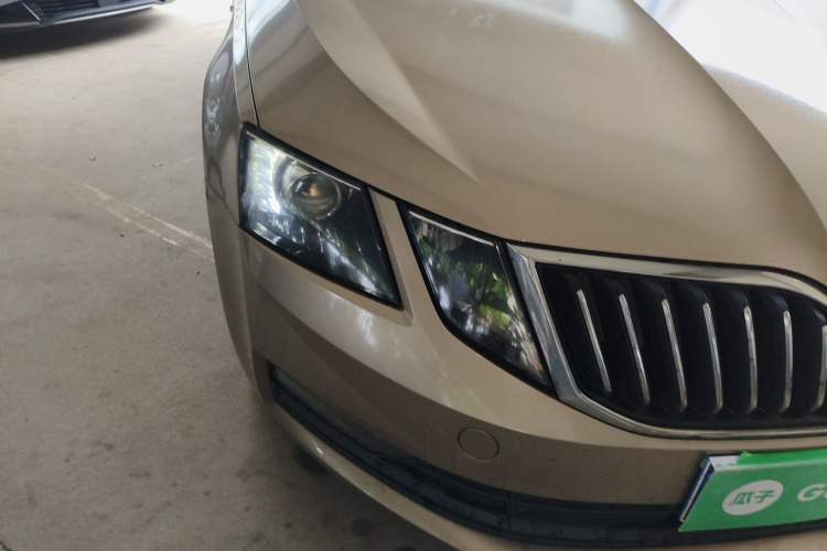 Used Skoda Octavia 2019 1.5L Manual SmartDrive Comfort Edition China VI Standard Right Front Headlight