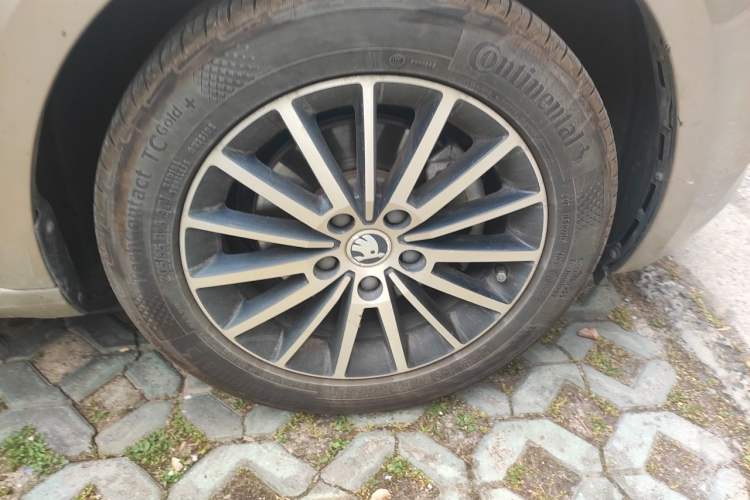Used Skoda Octavia 2019 1.5L Automatic Luxury Edition Right Front Wheel Hub