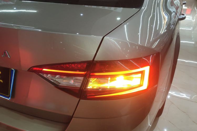 Used Skoda Octavia 2019 1.5L Automatic Smart Drive Luxury Edition China VI Standard Right Rear Taillight