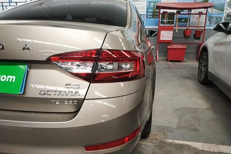 Used Skoda Octavia 2019 TSI280 DSG Smart Drive Flagship Edition China VI Right Rear Taillight