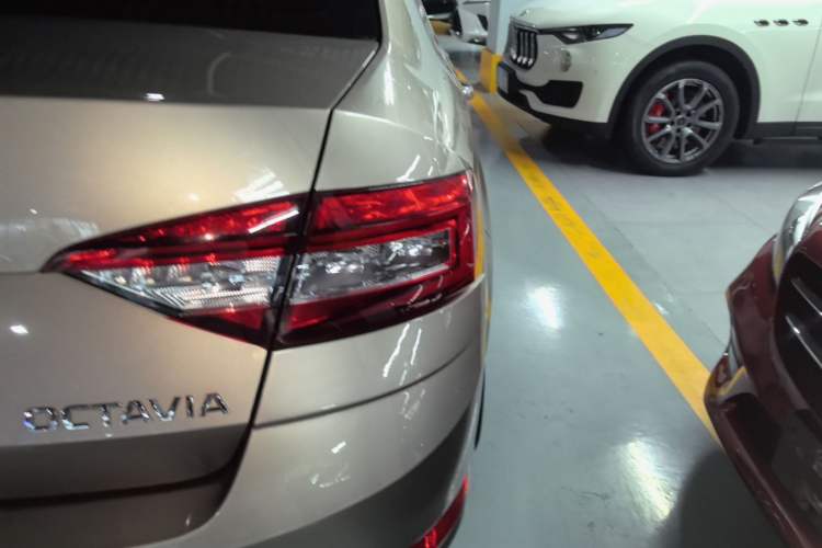 Used Skoda Octavia 2019 1.5L Automatic Smart Drive Luxury Edition China VI Standard Right Rear Taillight