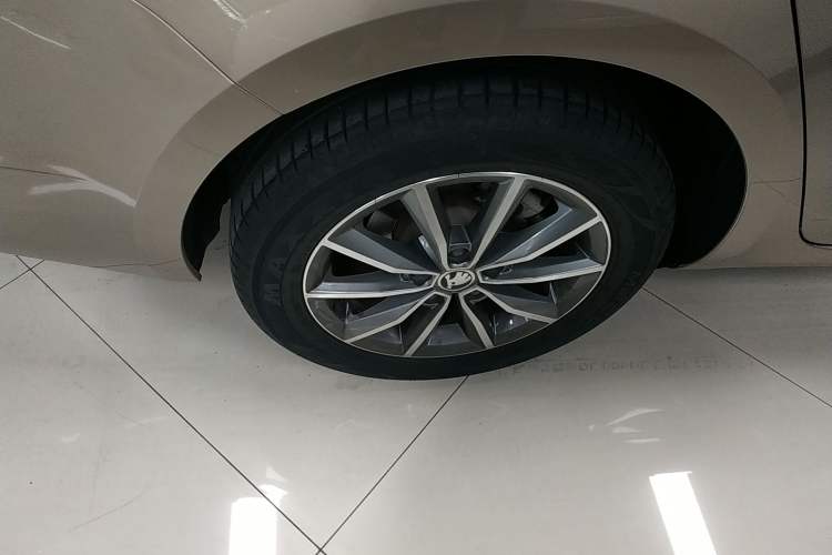 Used Skoda Octavia 2019 1.5L Automatic Comfort Edition Right Rear Wheel Hub