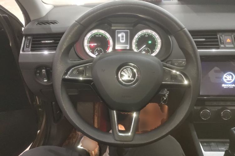 Used Skoda Octavia 2019 1.5L Automatic Smart Drive Luxury Edition China VI Standard Steering Wheel
