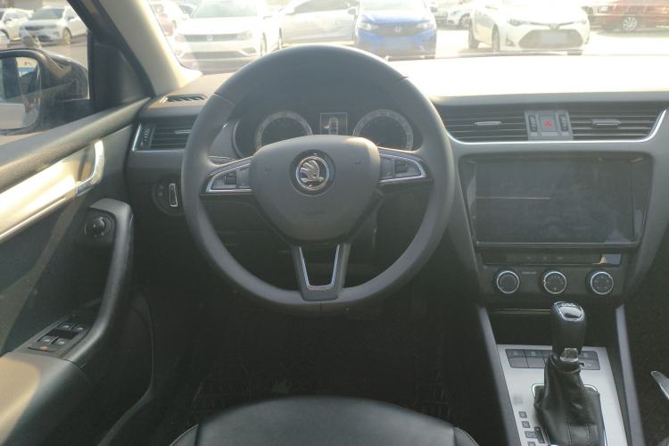 Used Skoda Octavia 2019 TSI280 DSG SmartDrive Luxury Edition China VI Steering Wheel