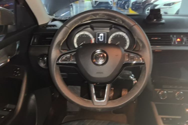 Used Skoda Octavia 2019 1.5L Automatic Smart Drive Luxury Edition China VI Standard Steering Wheel