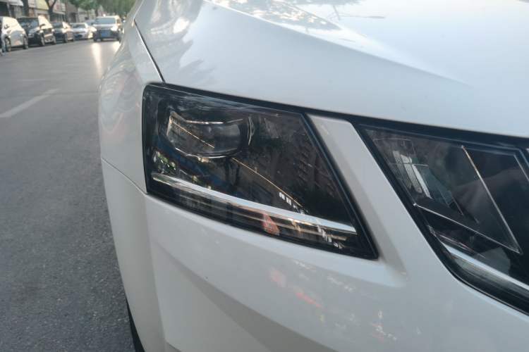 Used Skoda Octavia 2019 TSI280 DSG SmartDrive Luxury Edition China VI Right Front Headlight