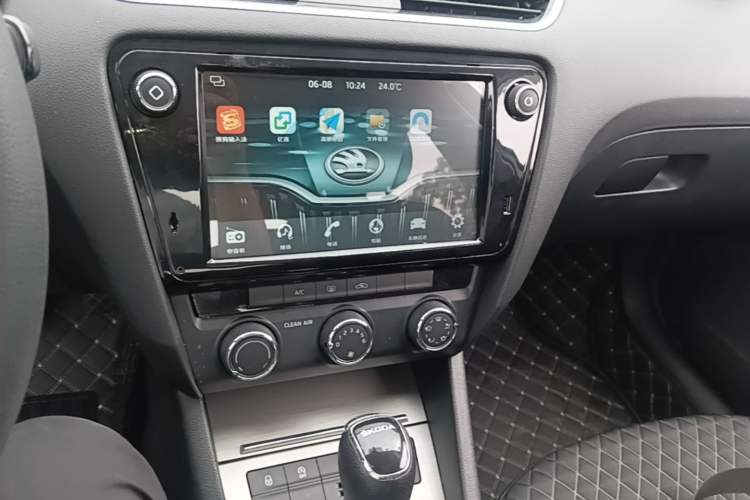 Used Skoda Octavia 2019 1.5L Automatic Luxury Edition Audio And AC Panel