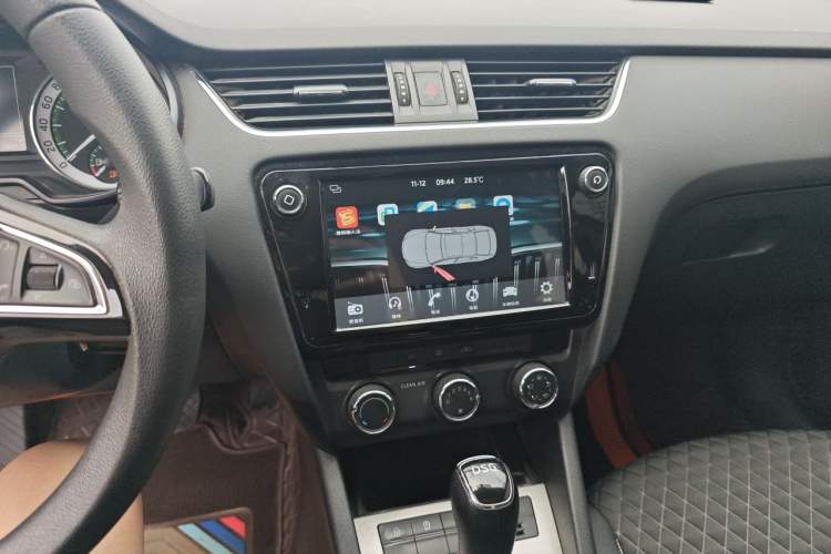 Used Skoda Octavia 2019 TSI230 DSG Luxury Edition Audio And AC Panel