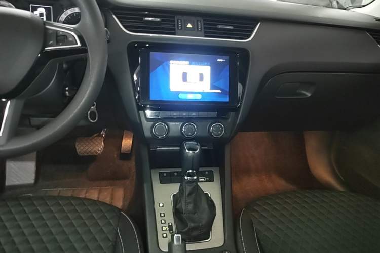 Used Skoda Octavia 2019 1.5L Automatic Smart Drive Luxury Edition China VI Standard Audio And AC Panel