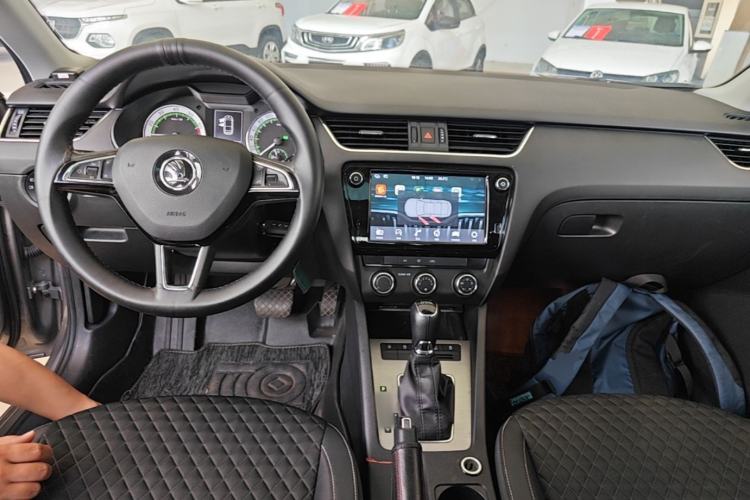 Used Skoda Octavia 2019 TSI230 DSG Luxury Edition Center Console