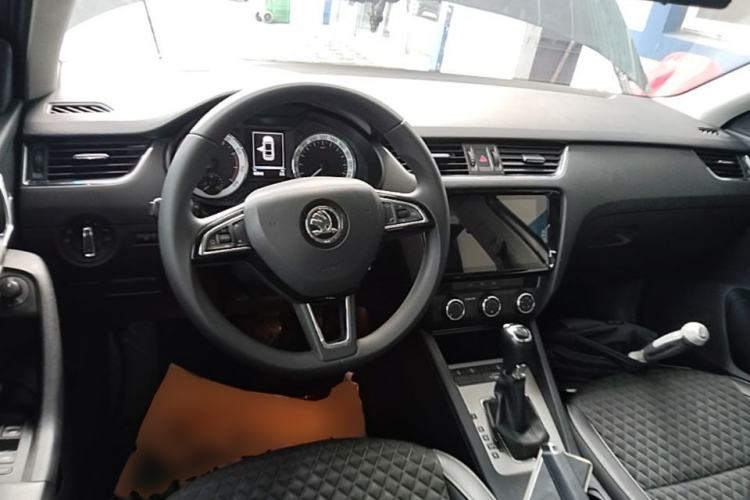 Used Skoda Octavia 2019 1.5L Automatic Smart Drive Luxury Edition China VI Standard Center Console