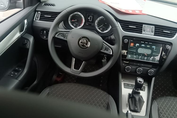 Used Skoda Octavia 2019 1.5L Automatic Luxury Edition Center Console