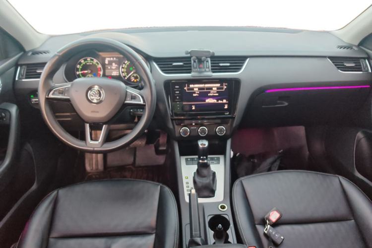 Used Skoda Octavia 2019 1.5L Automatic SmartDrive Comfort Edition China VI Standard Center Console